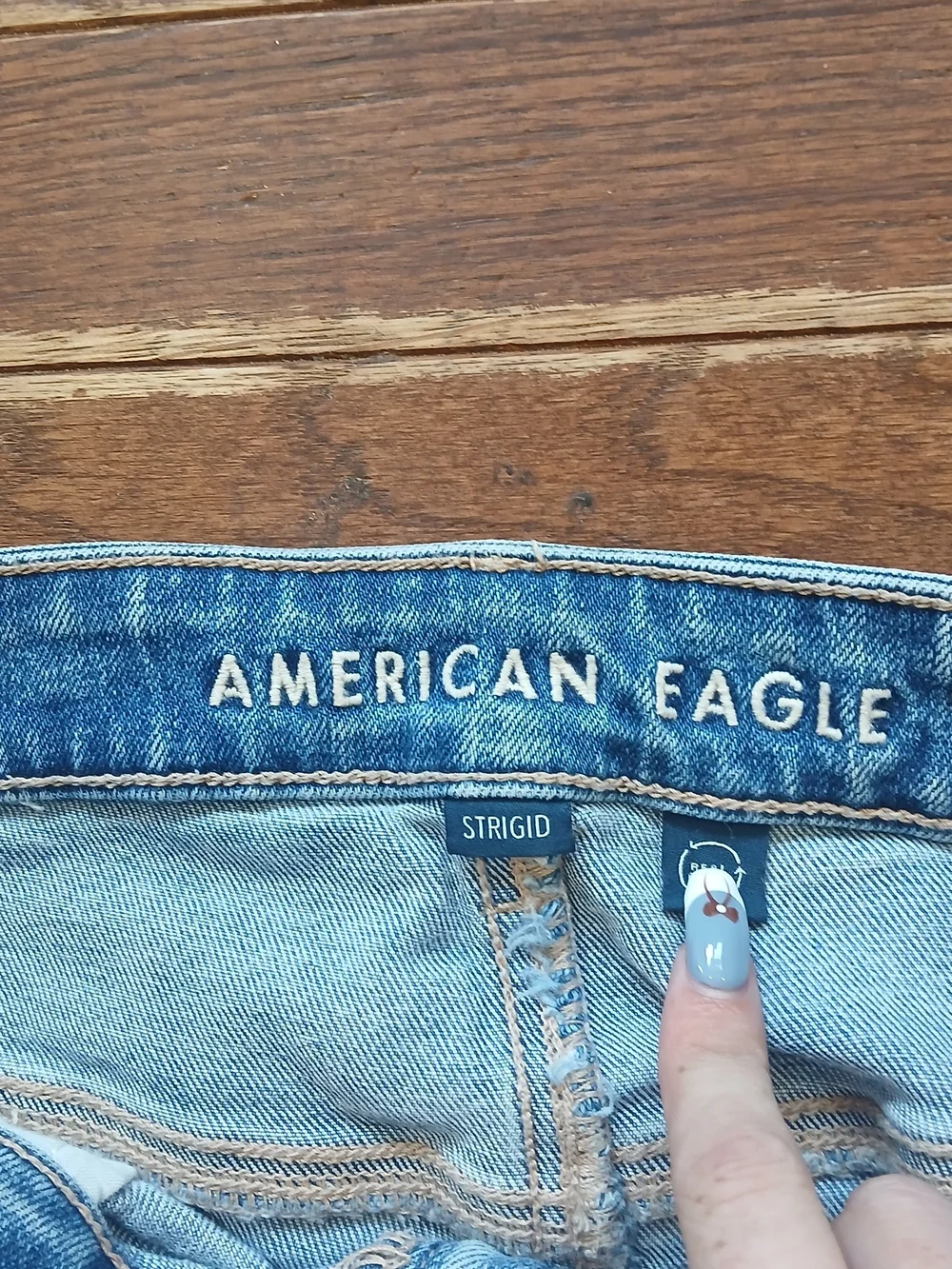 American Eagle Outfitters Light Wash Distressed Mom Jean Denim Sz 6 Long
